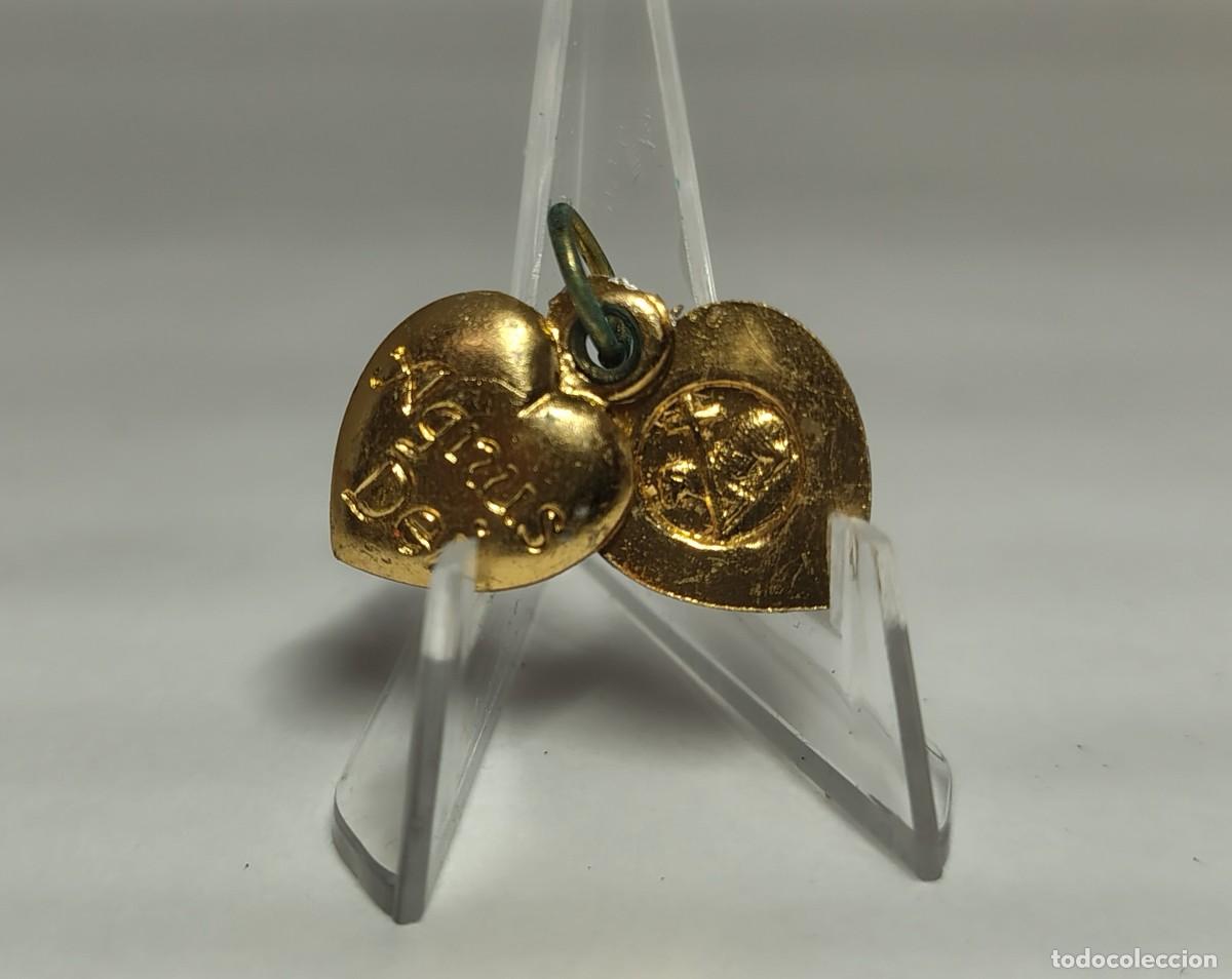 Antig&uuml;edades: Medalla religiosa / Colgante forma coraz&oacute;n: AGNUS DEI (Cordero de Dios). M318