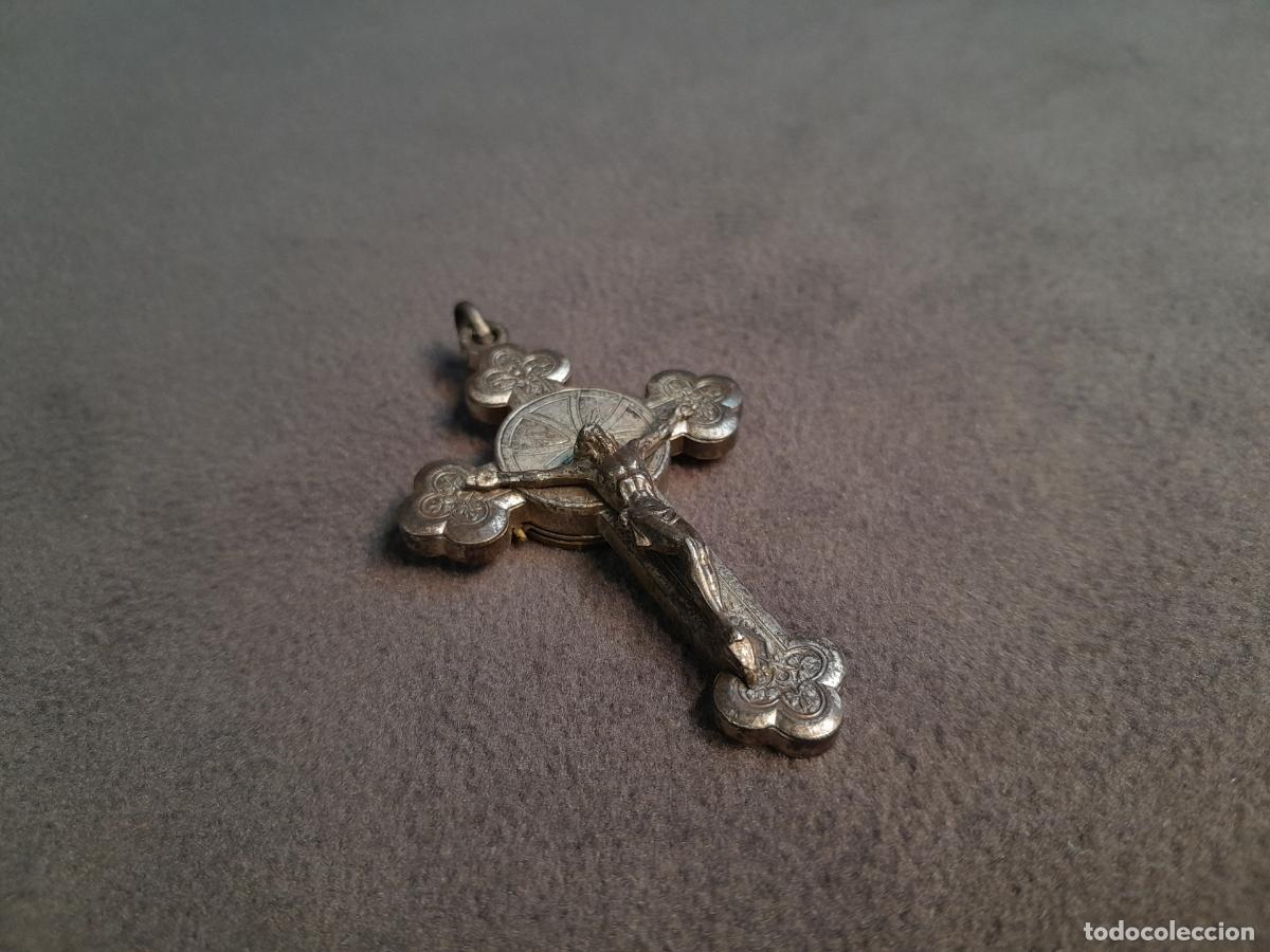 Antig&uuml;edades: J-4417. CRUCIFIJO DE METAL CON RELICARIO DE SAN ANTONIO MAR&Iacute;A CLARET. SIGLO XX