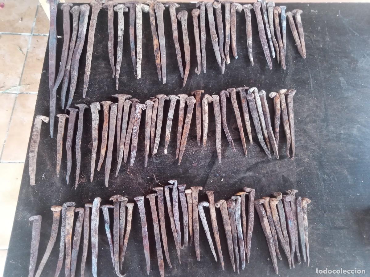 Antig&uuml;edades: LOTE DE UNOS 90 CLAVOS DE FORJA ANTIGUOS MEDIDAS 10 A 30 CM