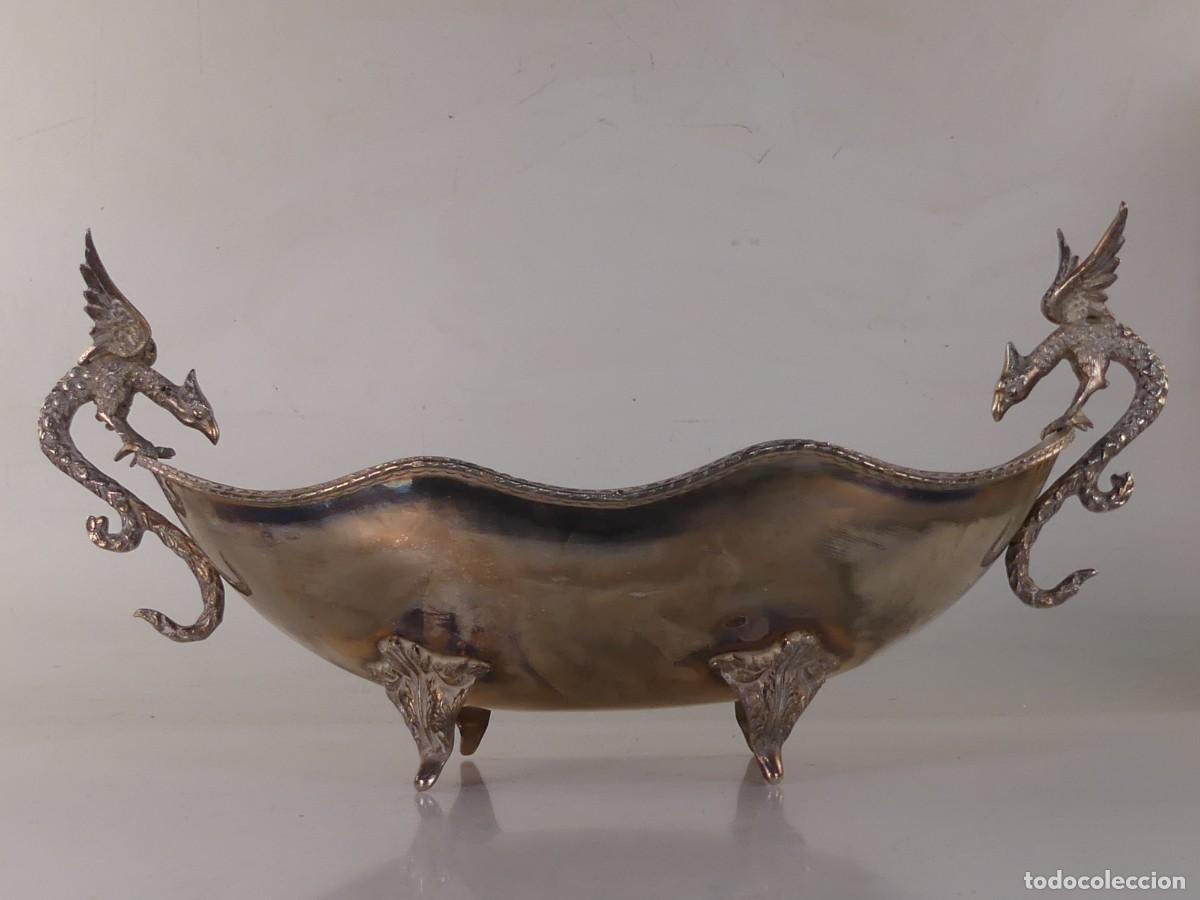 Antig&uuml;edades: PRECIOSO CENTRO DE MESA DE METAL PLATEADO MANGOS FORMA DE DRAGONES