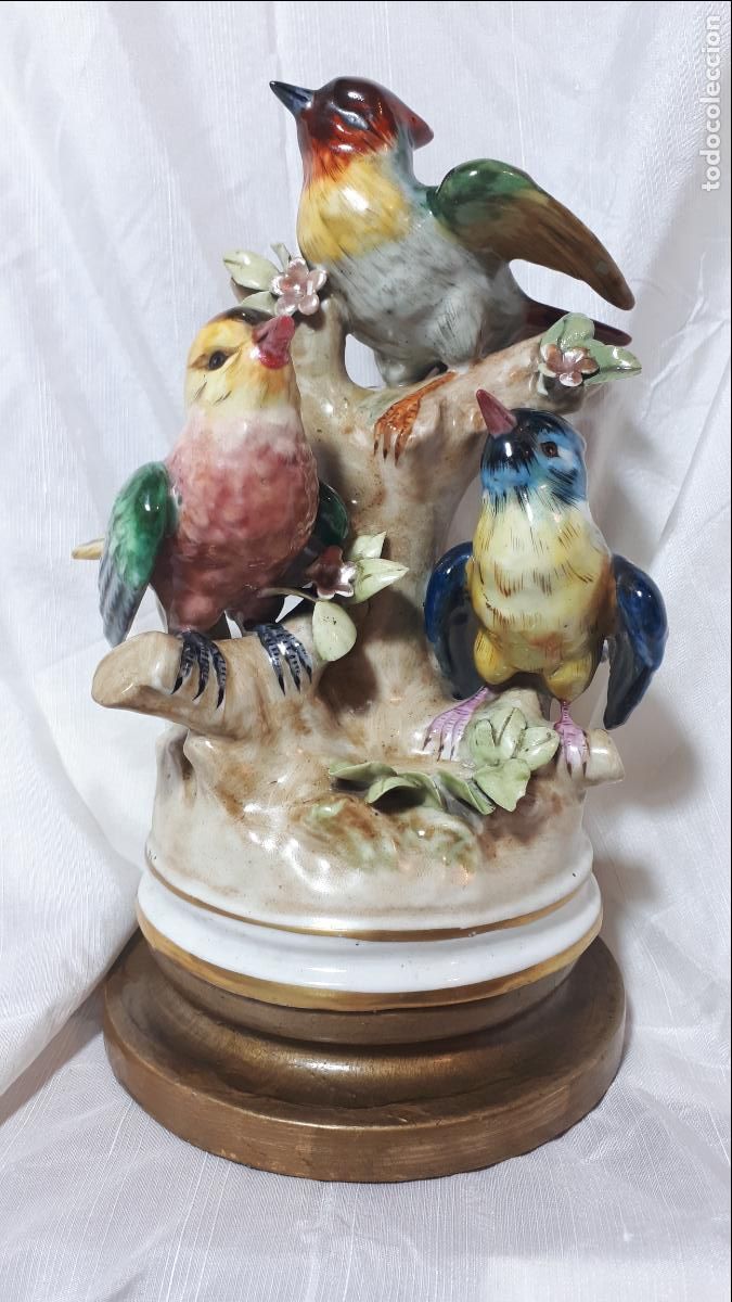 Antig&uuml;edades: P&aacute;jaros. Porcelana policromada. 1940-50.