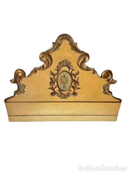 Antig&uuml;edades: Cabezal de Cama , Estilo Neocl&aacute;sico de Olot - Talla de Madera Policromada y Dorada