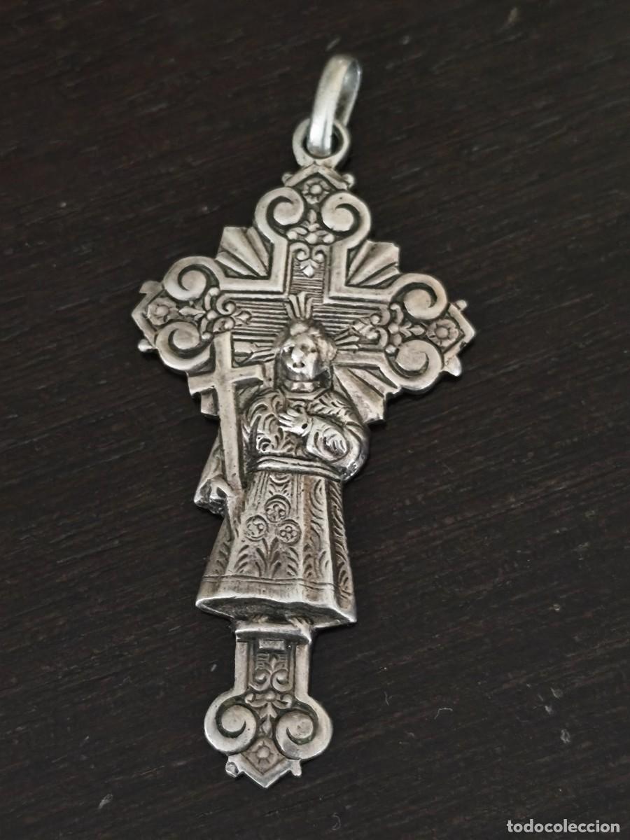 Antig&uuml;edades: Antiguo colgante Crucifijo en plata, 12 gr, del Santo Ni&ntilde;o del Remedio.