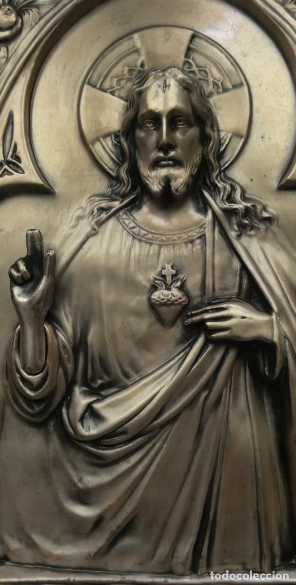 Antig&uuml;edades: Cuadro en relieve con el Sagrado Coraz&oacute;n de Jes&uacute;s. - Foto 3