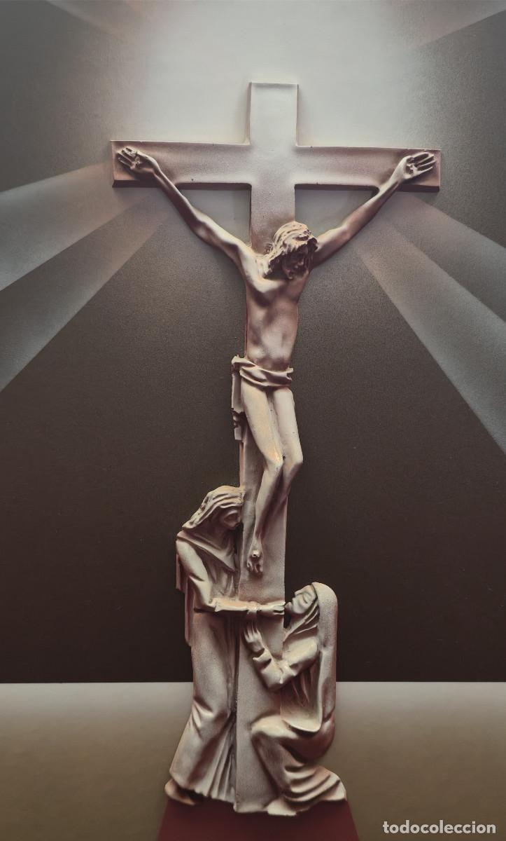 Antig&uuml;edades: Cuadro de Cristo crucificado en relieve - Foto 2