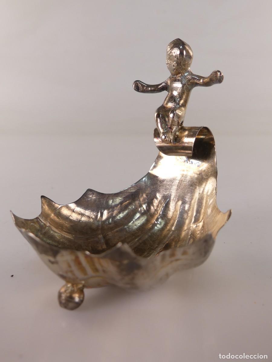 Antiquit&eacute;s: concha bautismal antigua con figura de querub&iacute;n