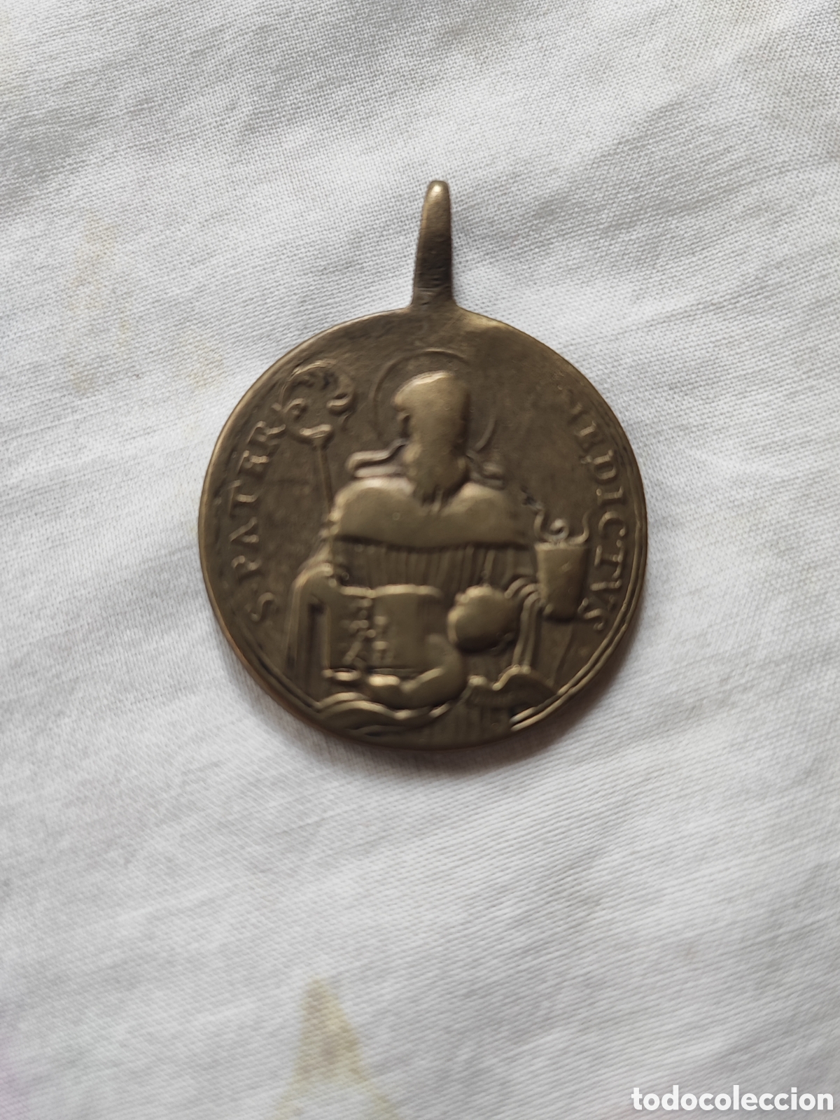 Antig&uuml;edades: Antigua medalla del S. Padre Benedicto y por el reverso San Bernardo, siglo XVII o XVIII, broche .