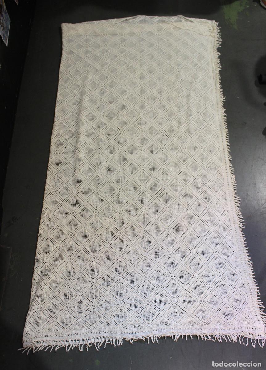 Antig&uuml;edades: Colcha de ganchillo en blanco crema. Hecha a mano. Vintage.