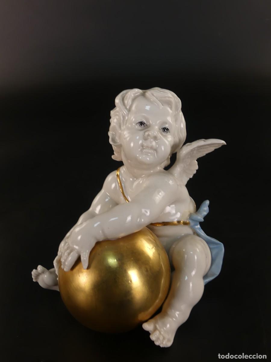 Oggetti Antichi: Figura &aacute;ngel con bola dorada porcelana algora. Objeto de colecci&oacute;n