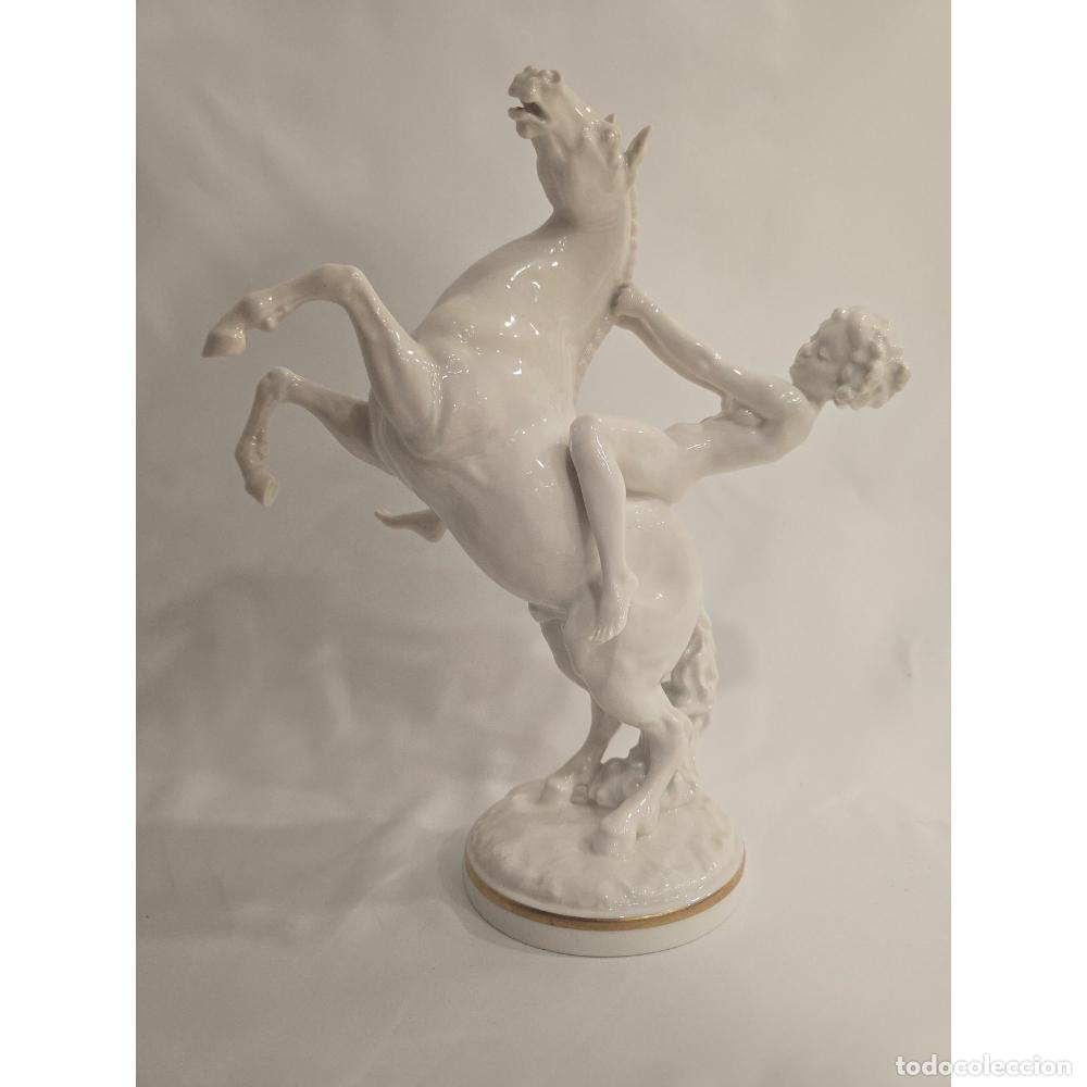 Antiguidades: Figura de porcelana de una joven amazona sobre un caballo encabritado