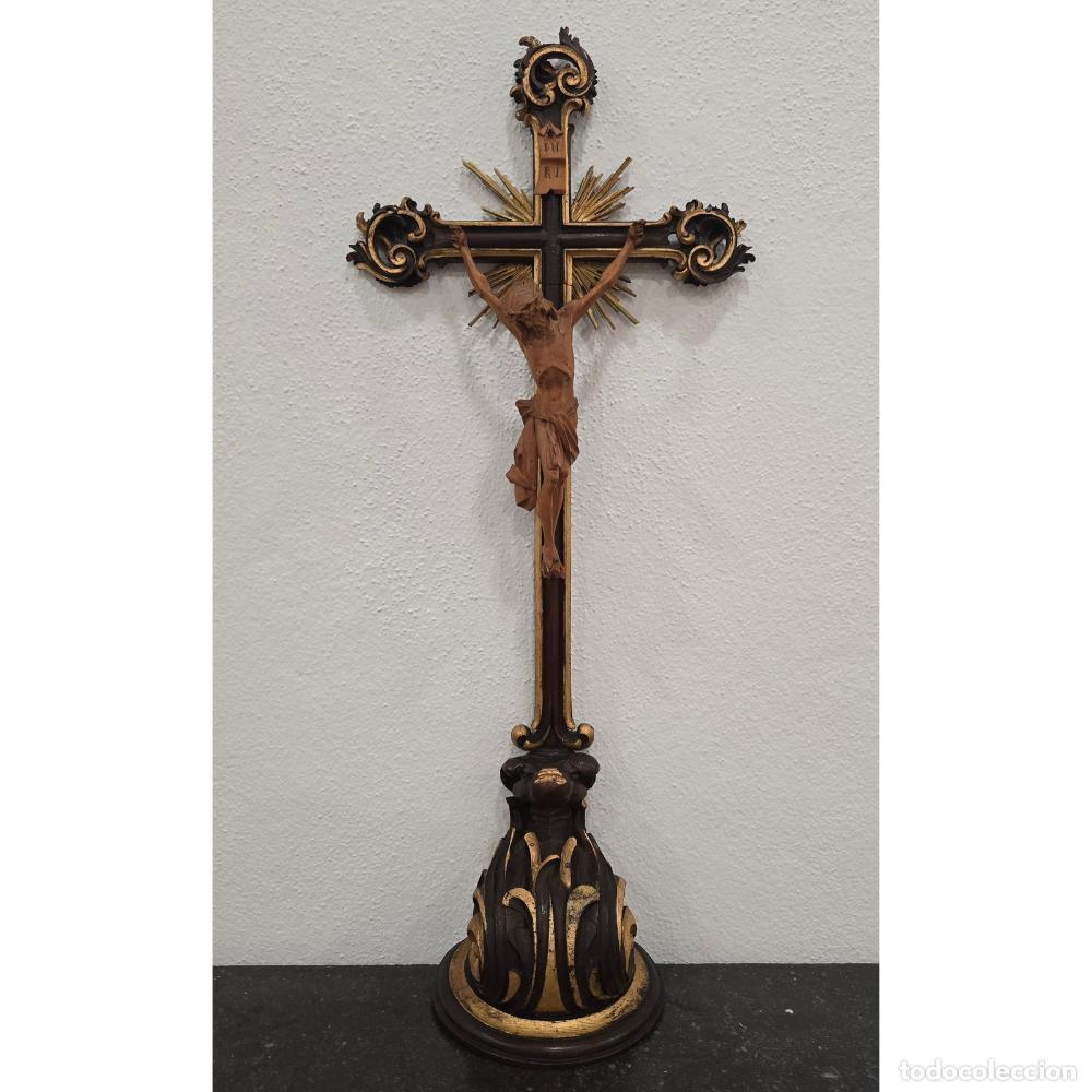 Antig&uuml;edades: Cruz de pie magn&iacute;ficamente tallada