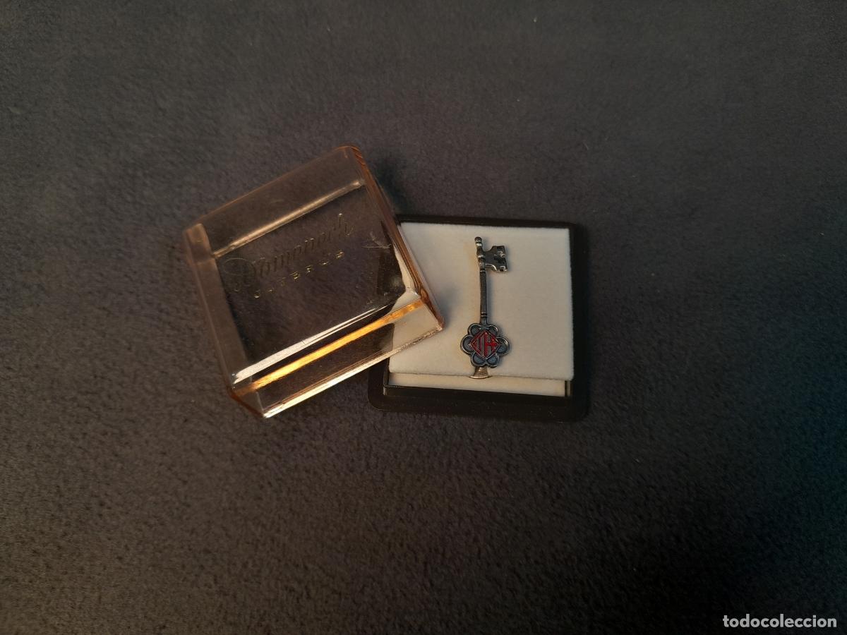 Antiques: J-4420. PIN DE SOLAPA EN FORMA DE LLAVE CON ESCUDO DE BARCELONA. SIGLO XX