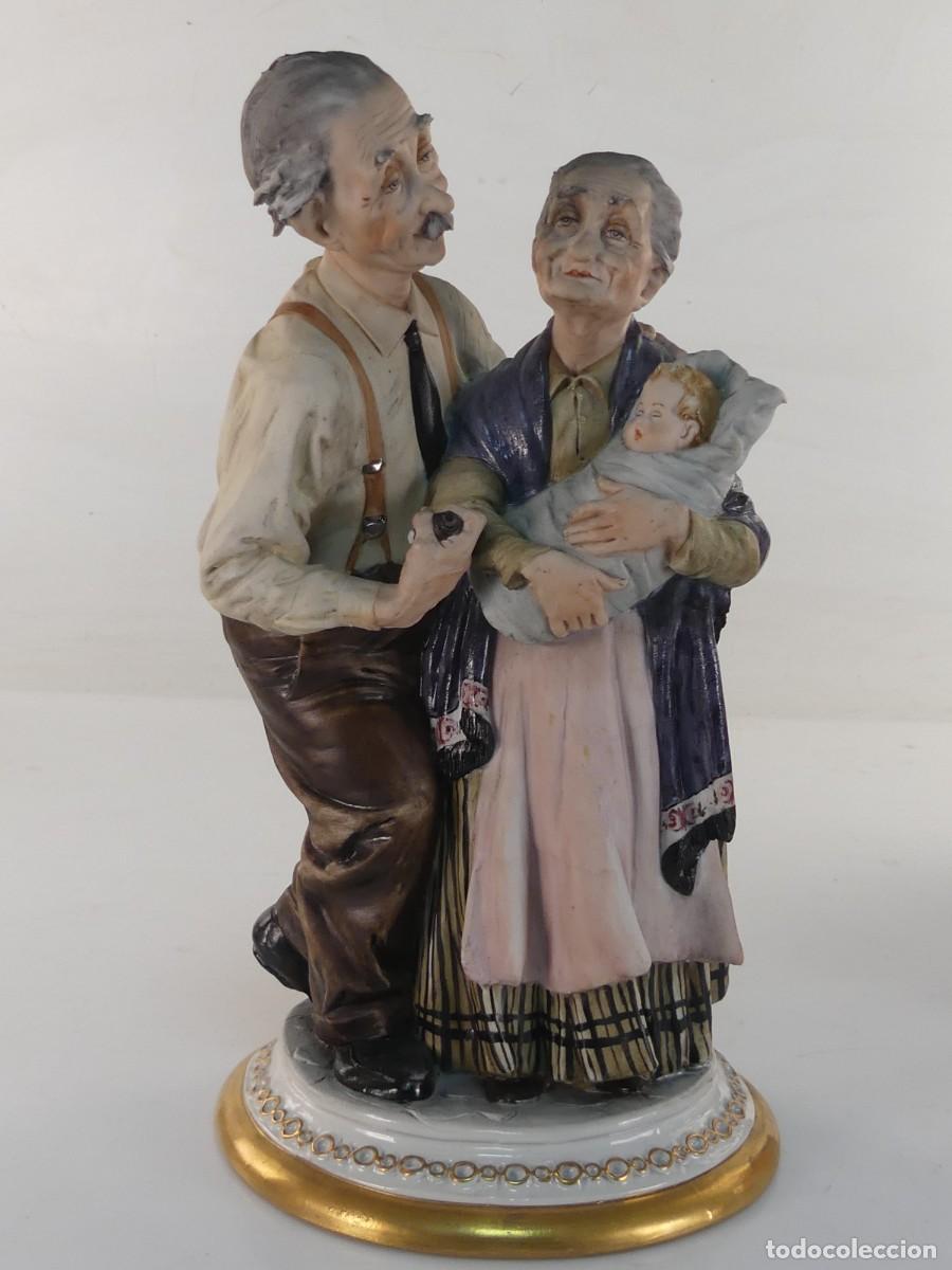 Antiquit&eacute;s: PRECIOSA FIGURA DE CAPODIMONTE ANCIANOS CON UN BEBE NIETO