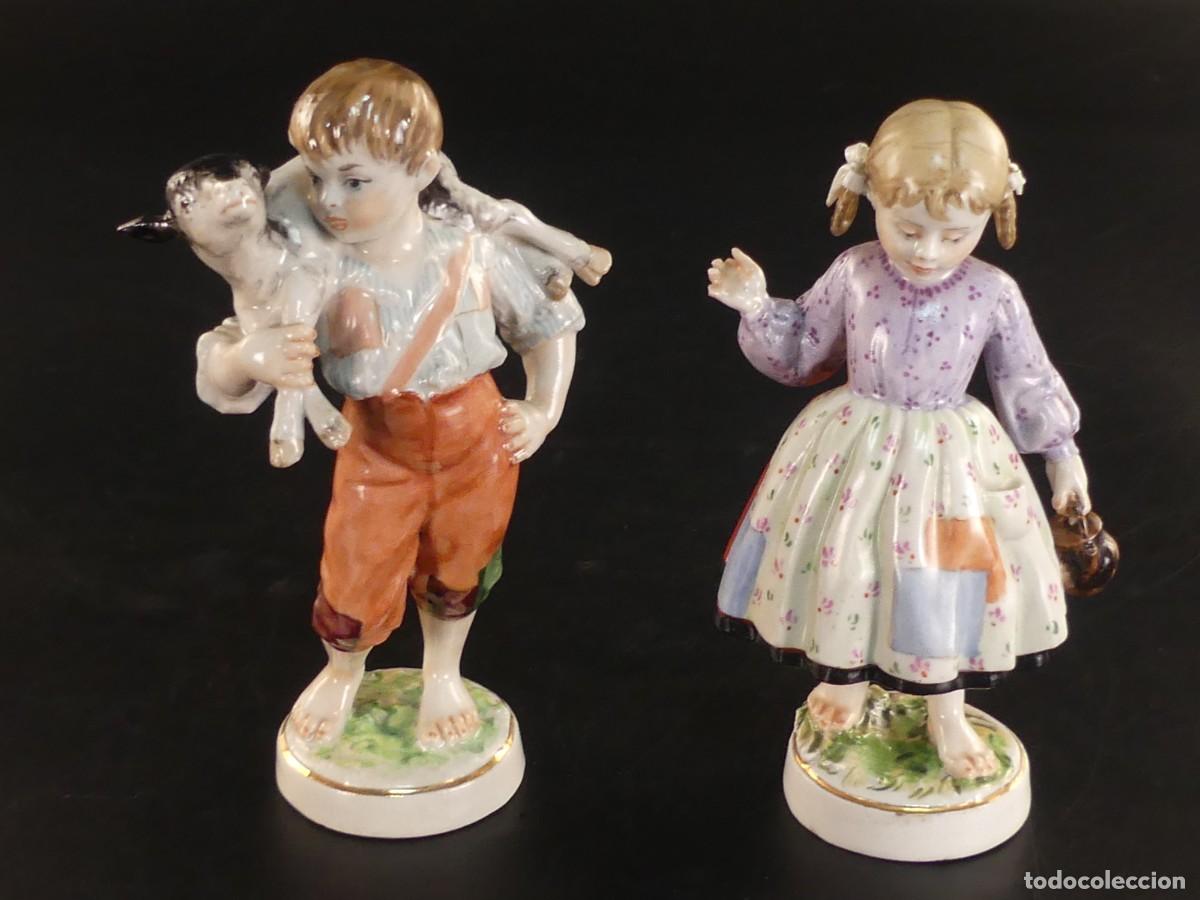 Antiquit&eacute;s: 2 figuras de ni&ntilde;o y ni&ntilde;a de porcelana selladas en las bases