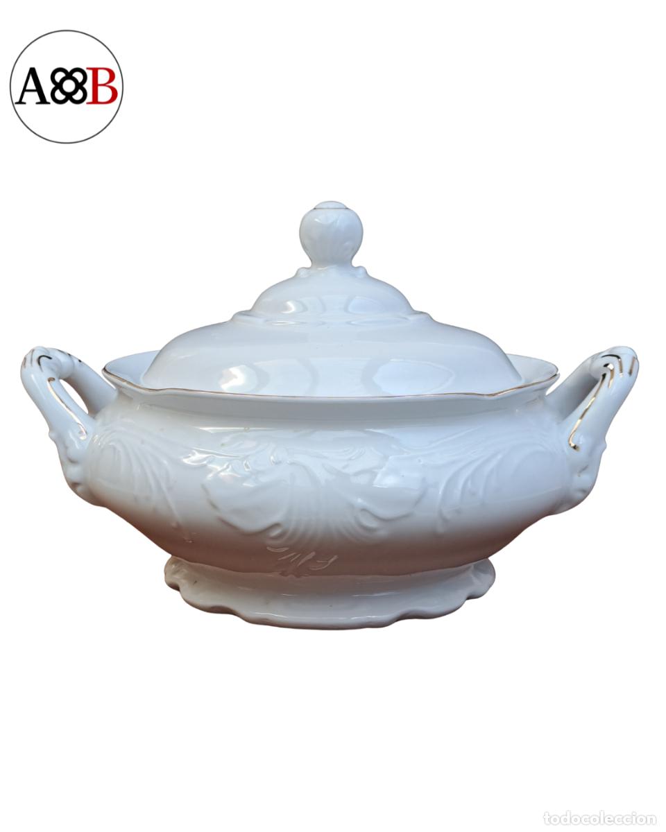 Antig&uuml;edades: SOPERA CON TAPA PORCELANA ALHAMBRA - BLANCA CON FILETE DORADO Y RELIEVE FLORAL - 34 CM - MUY BUEN ES