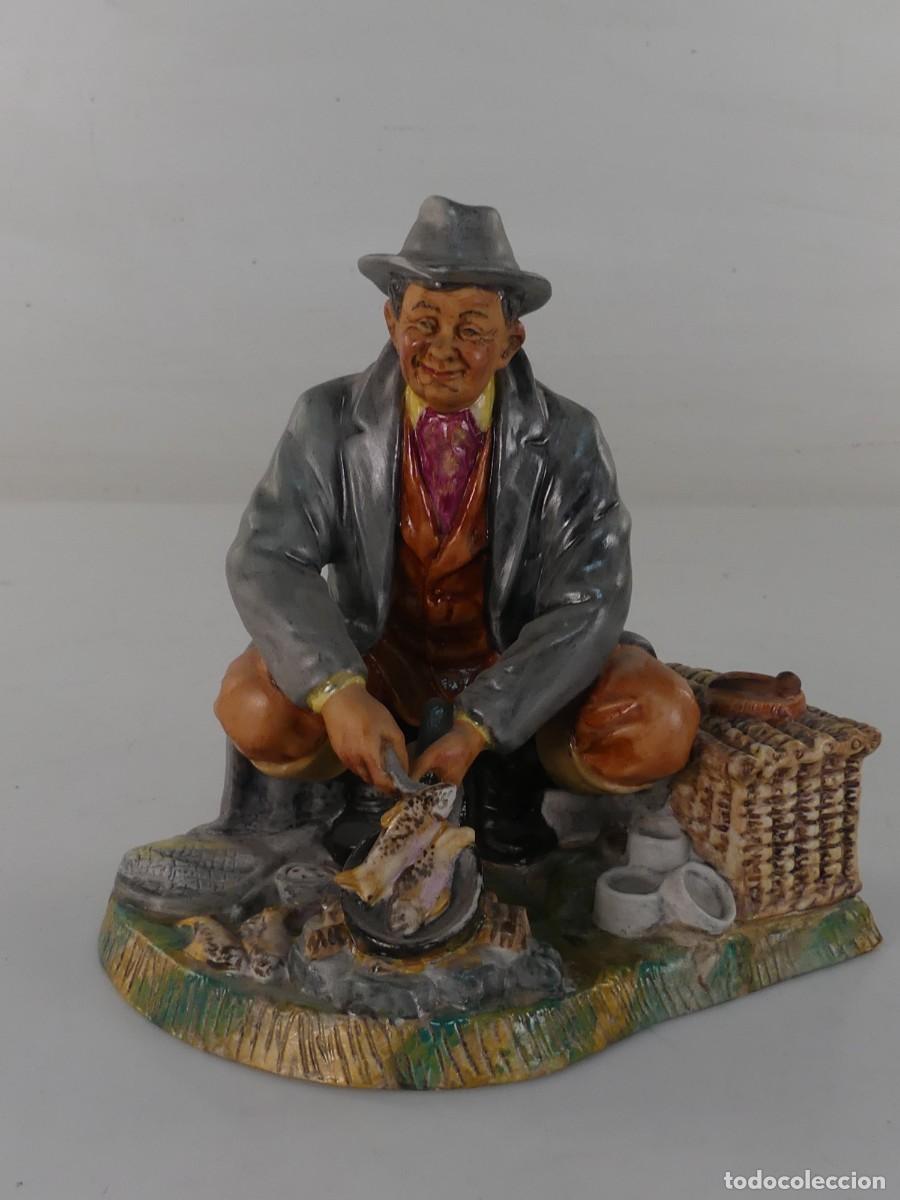 Antiques: PRECIOSA FIGURA DE UN PESCADOR HECHA DE PORCELANA MARCA ROYAL DOULTON SERIE BON APETIT