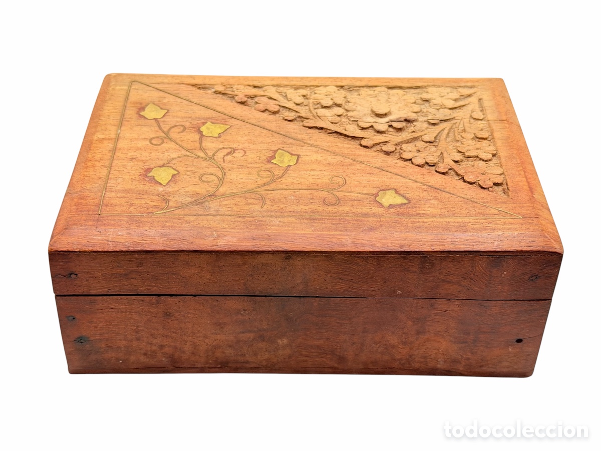 Antiquit&eacute;s: Antigua Caja de Madera con Detalles de Lat&oacute;n