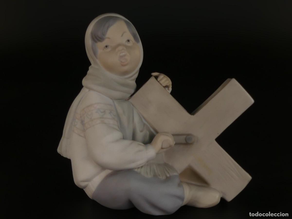 Antiquit&eacute;s: figura de porcelana Lladro ni&ntilde;o con carraca cruz a&ntilde;os 70
