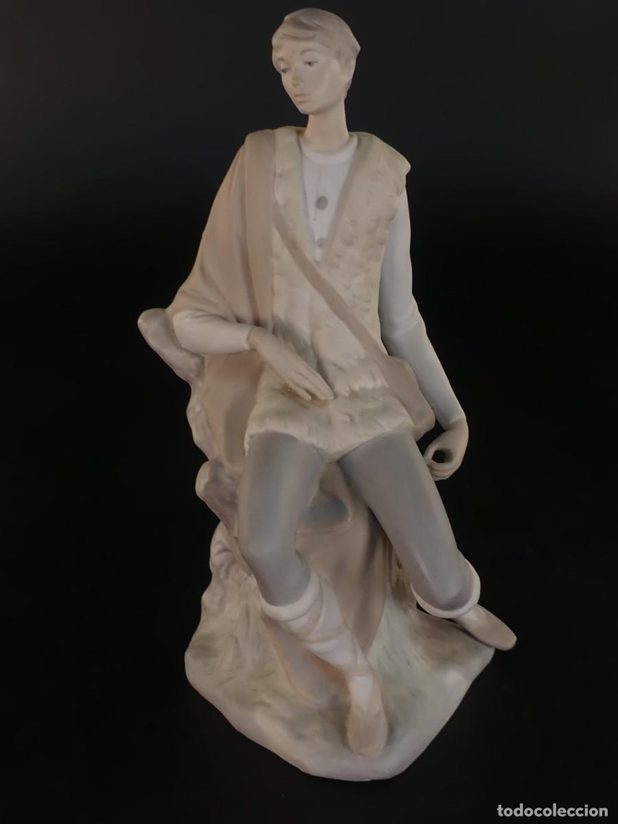 Antiquit&eacute;s: figura de porcelana Lladr&oacute; conocida como &rdquo;Joven Pastor Sentado