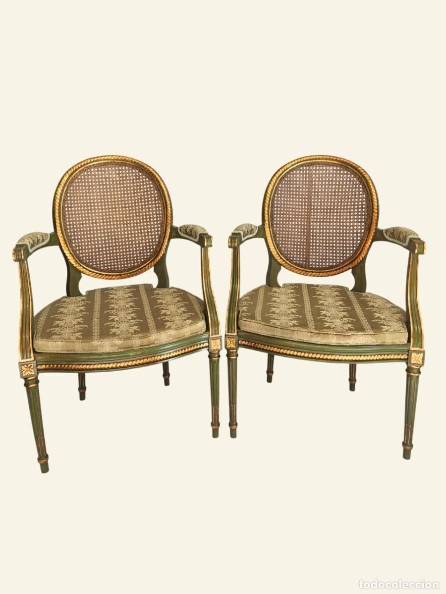 Antig&uuml;edades: Pareja de sillones Louis XVI, en madera de roble, rejilla artesanal y ornamentados en verde y dorado