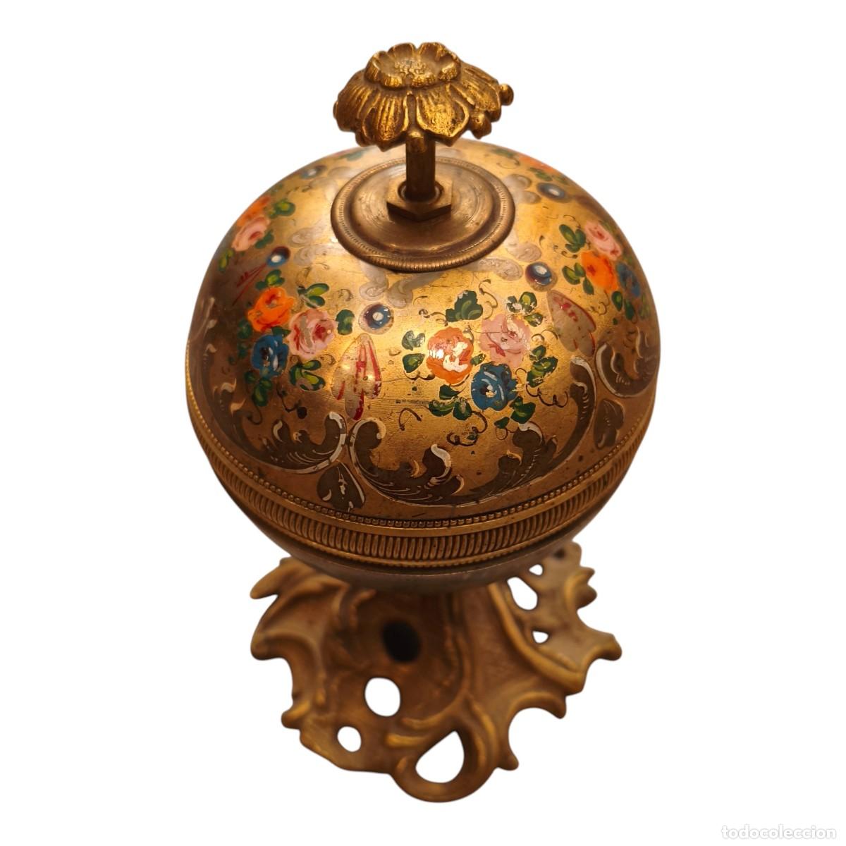 Antig&uuml;edades: Antiguo Timbre de Sobremesa Art Nouveau - Lat&oacute;n Dorado con Decoraci&oacute;n Floral Esmaltada - S. XIX/XX