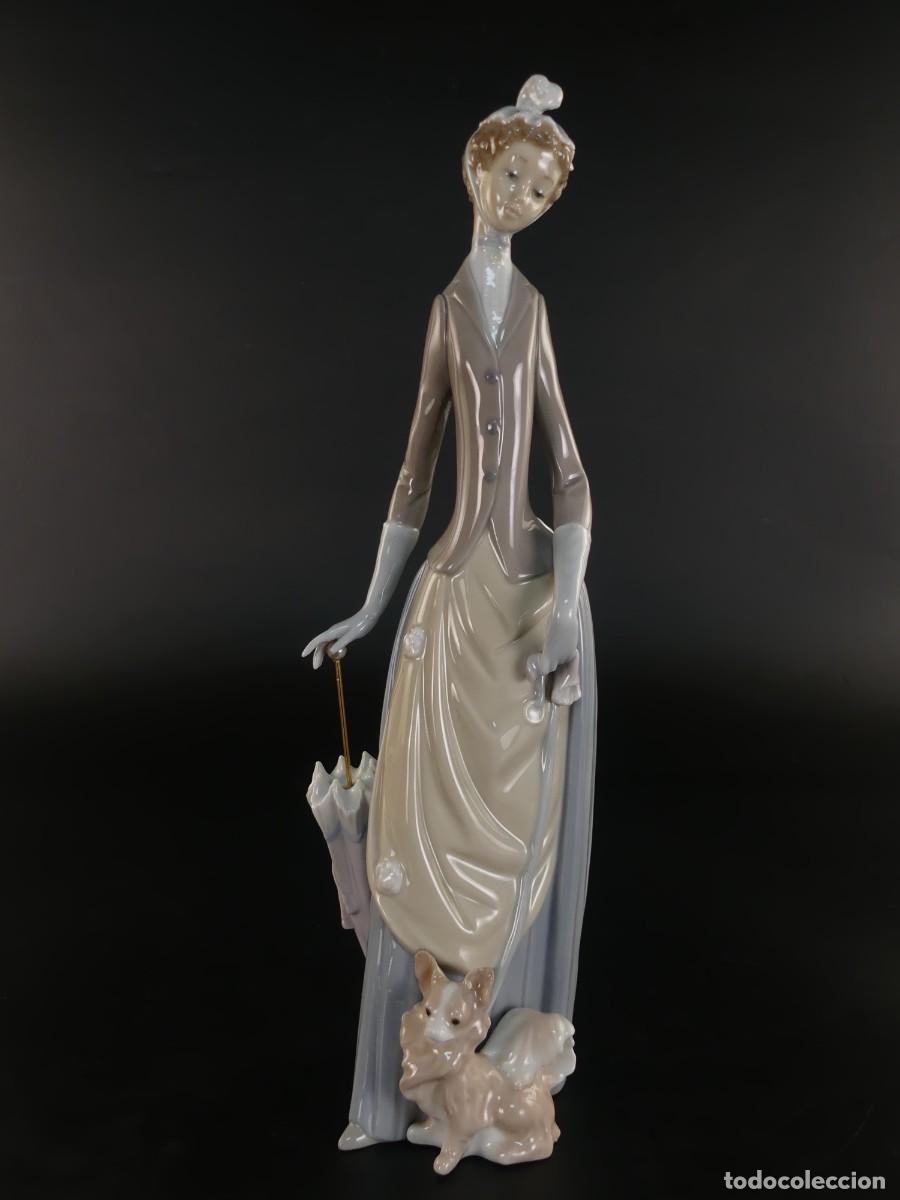 Antiquit&eacute;s: Bonita figura de porcelana de Lladr&oacute; nombrada Mujer con paraguas y perro