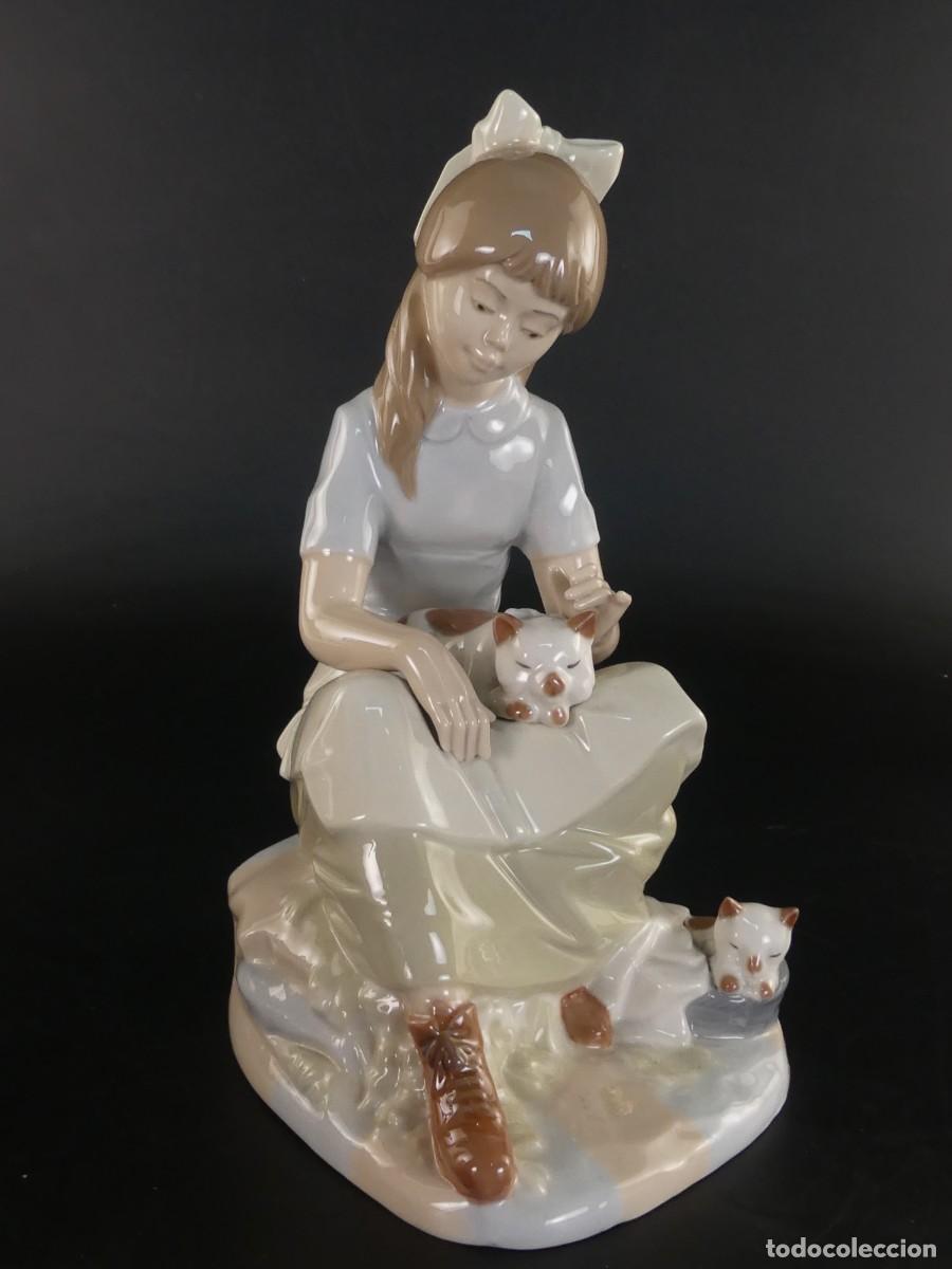 Antig&uuml;edades: bonita figura de porcelana de Nadal &ndash; ni&ntilde;a con gatos