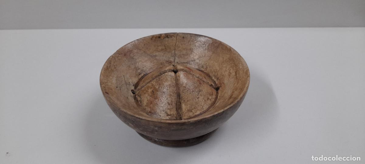 Antig&uuml;edades: ANTIGUA QUESERA . REALIZADA EN MADERA . ARTE PASTORIL . MEDIDA DE DIAMETRO 12,2 CM