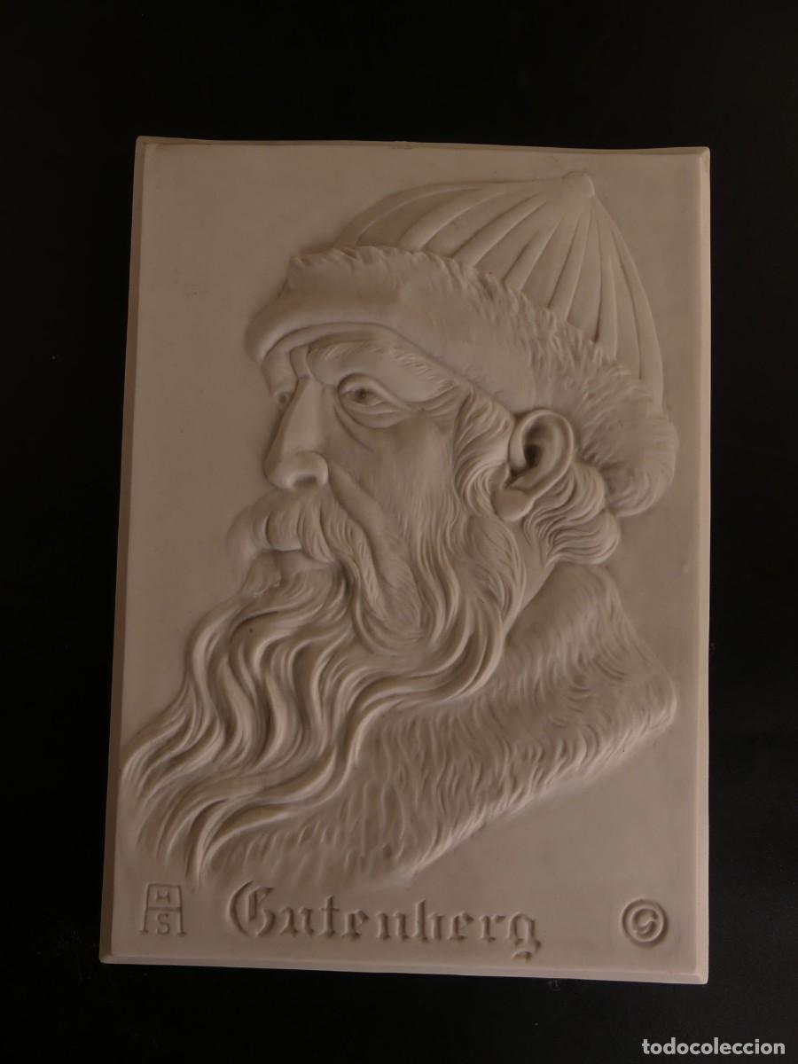 Oggetti Antichi: PLACA DE PORCELANA DE ALGORA REPRESENTANDO GUTENBERG INVENTOR DE LA IMPRENTA