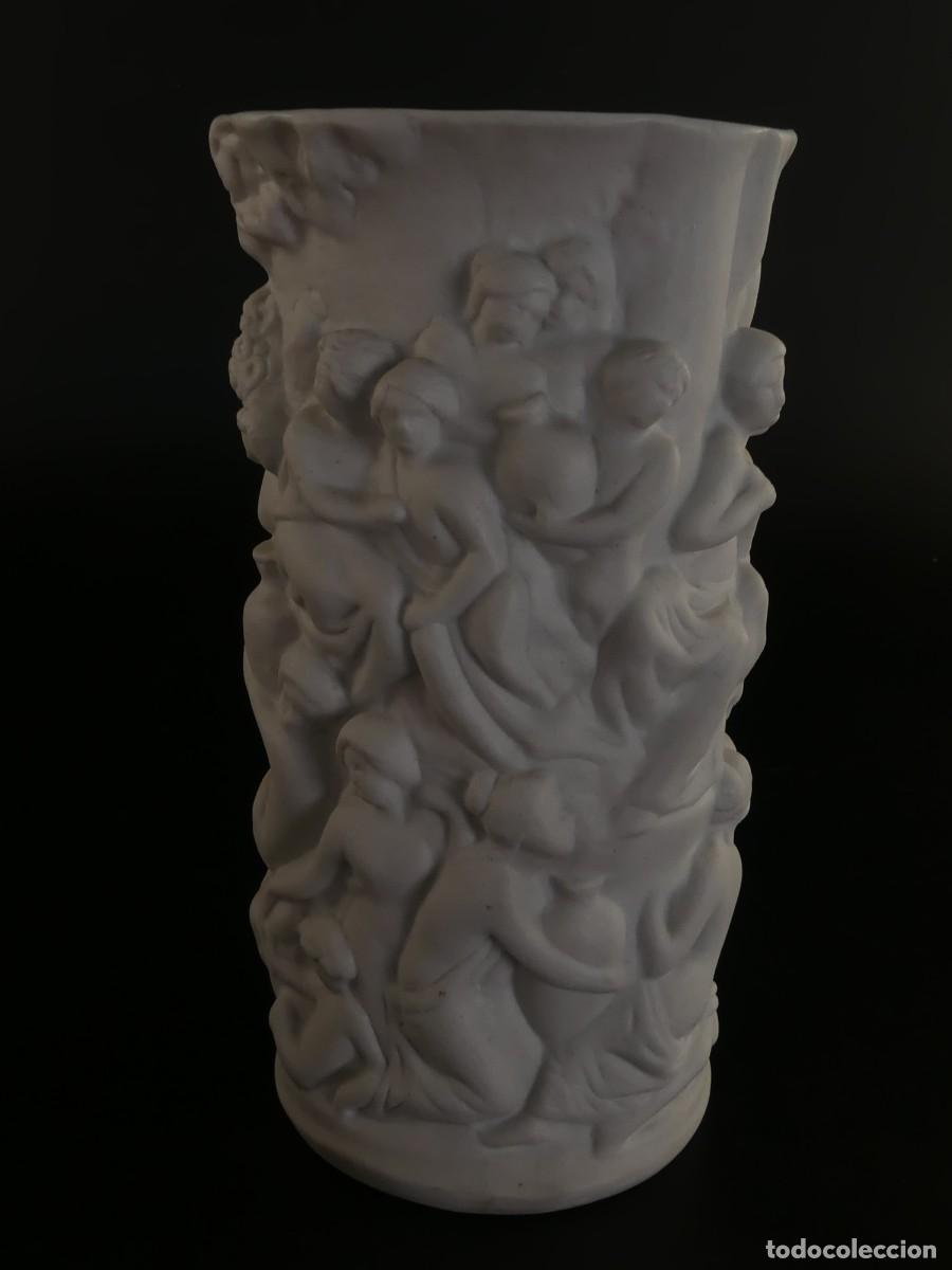 Oggetti Antichi: PRECIOSO FLORERO DE BISCUIT FIGURAS EN RELIEVE