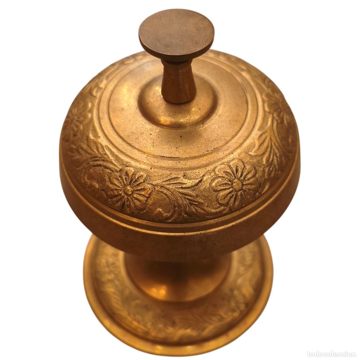 Antig&uuml;edades: Antiguo Timbre de Sobremesa en Bronce/Lat&oacute;n - Decoraci&oacute;n Floral en Relieve - Estilo Cl&aacute;sico - Mediad