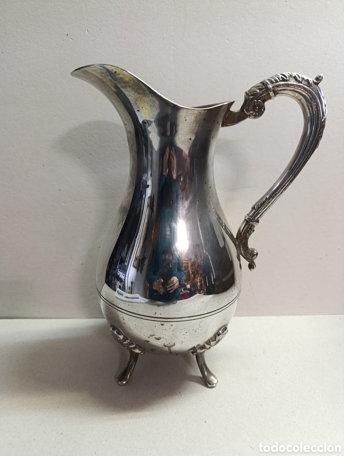 Antig&uuml;edades: JARRA DE METAL PLATEADO CON ASA CON DECORACION VEGETAL Y 4 PATAS. 27 CM.