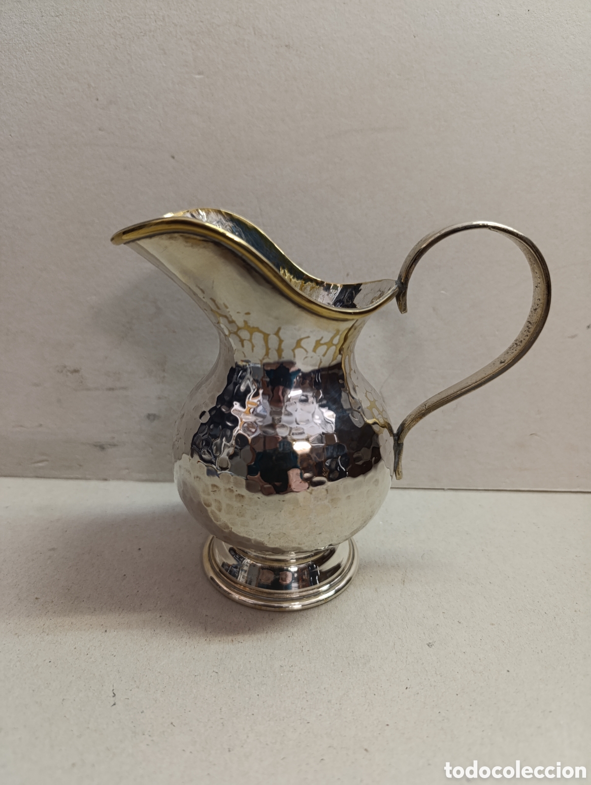 Antig&uuml;edades: JARRA DE METAL PLATEADO. DECORACION MARTELE. 13 CM.