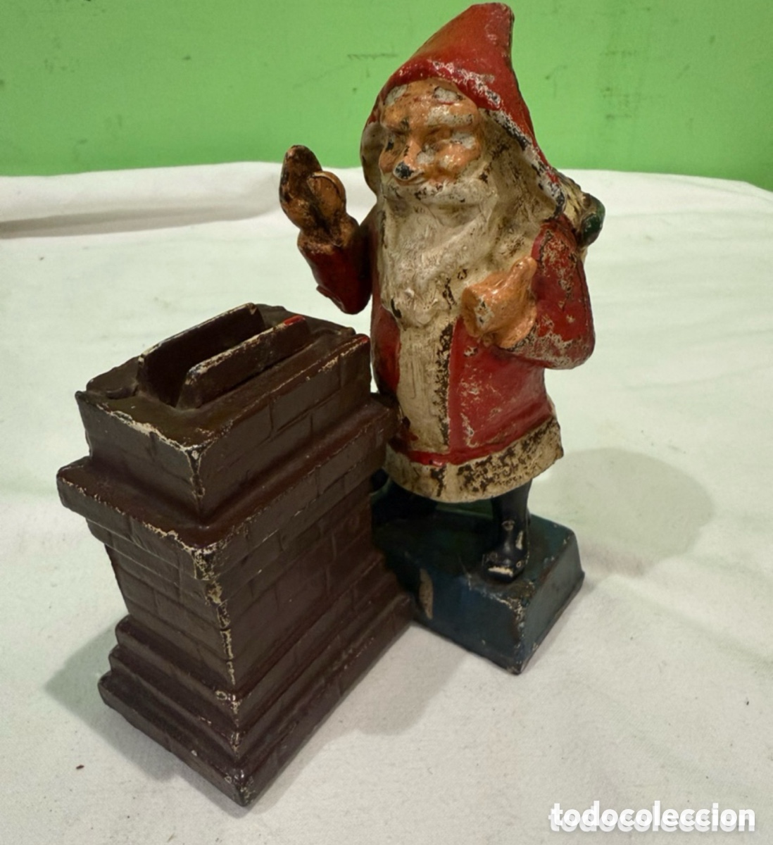 Antig&uuml;edades: Hucha mec&aacute;nica antigua de hierro fundido con forma de chimenea de Pap&aacute; Noel.SXIX.