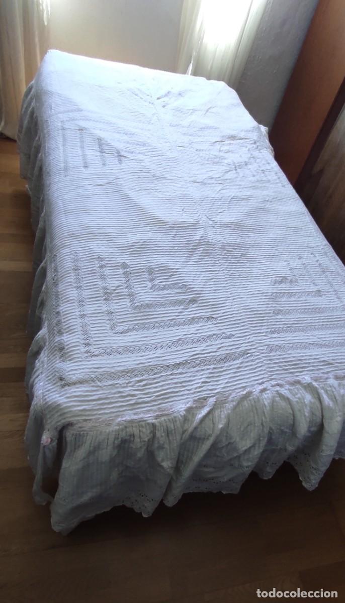 Antig&uuml;edades: ANTIGUA COLCHA DE VERANO / CUBRECAMA BLANCO - ALGODON CON BORDADO SUIZO Y TIRA BORDADA - 110x205 cm