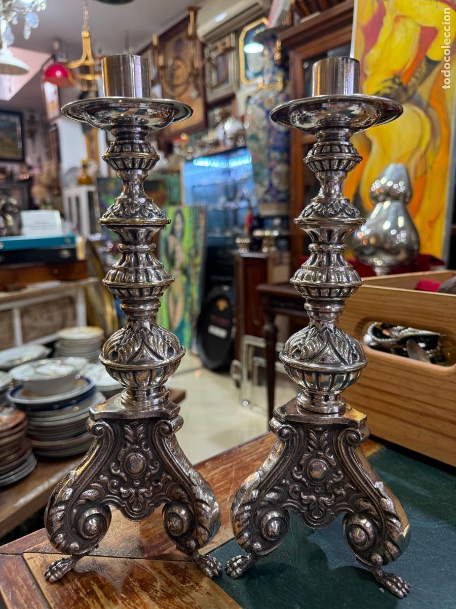 Antig&uuml;edades: PAREJA DE CANDELEROS DE ORFEBRERIA CON BA&Ntilde;O DE PLATA - MEDIDA TOTAL 32 CM - RELIGIOSO