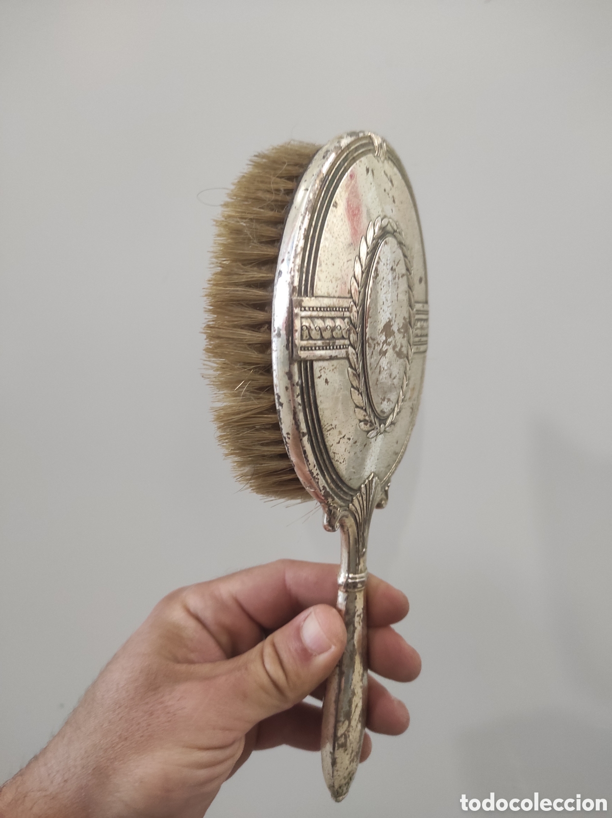 Antig&uuml;edades: Antiguo cepillo de alpaca o metal plateado s. XX.