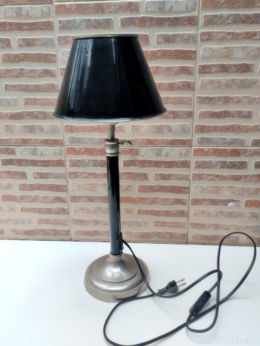 Antig&uuml;edades: L&aacute;mpara de mesa estilo vintage met&aacute;lica de color negro con pie regulable en altura