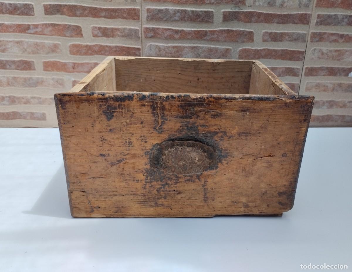 Antiquit&eacute;s: Antiguo caj&oacute;n de madera con tirador met&aacute;lico semicircular. Decoraci&oacute;n.
