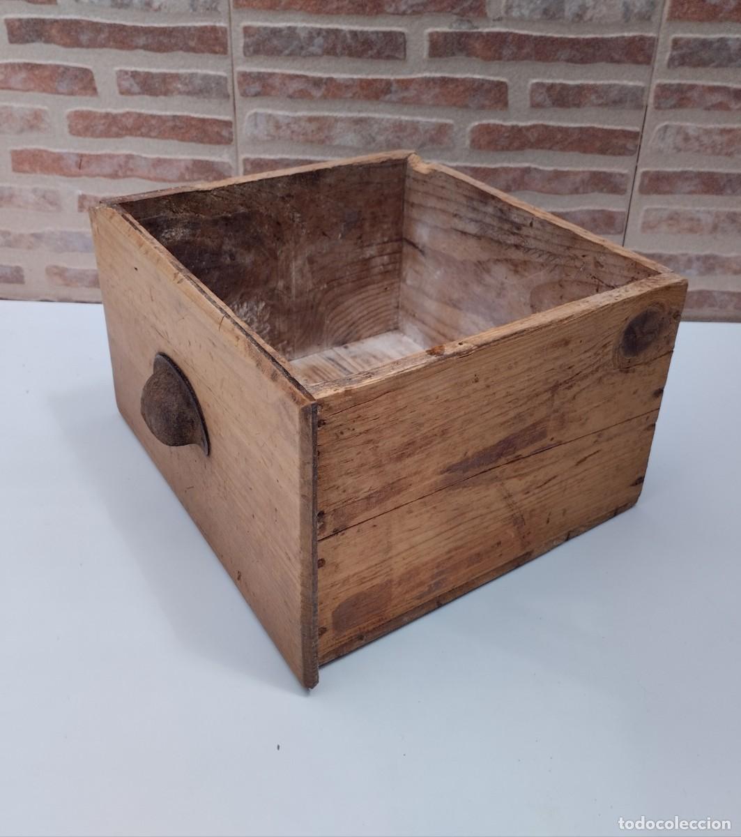 Antiquit&eacute;s: Antiguo caj&oacute;n de madera con tirador met&aacute;lico semicircular. Decoraci&oacute;n.