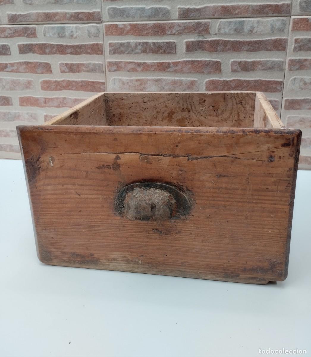 Antiquit&eacute;s: Antiguo caj&oacute;n de madera con tirador met&aacute;lico semicircular. Decoraci&oacute;n.