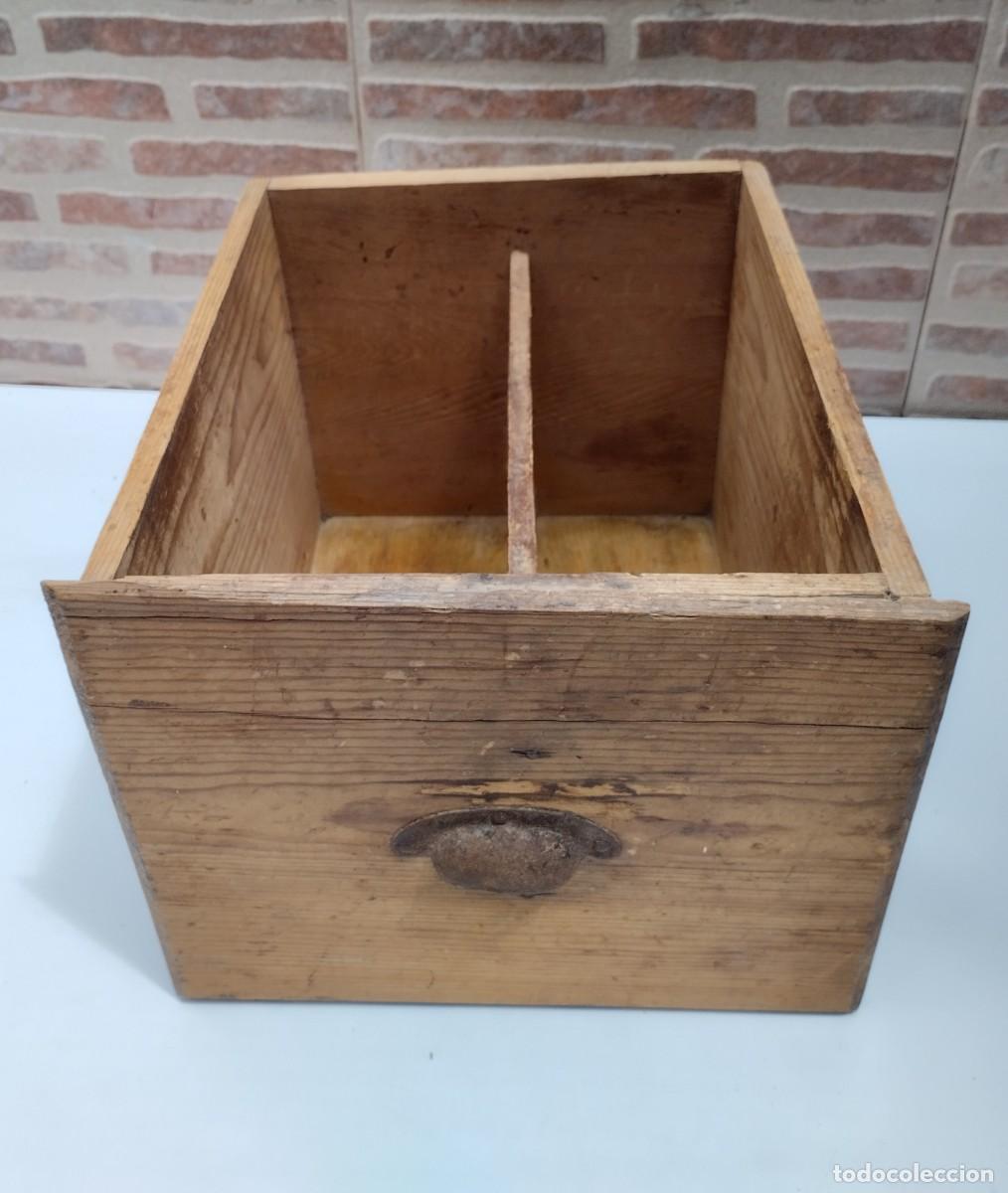 Antiquit&eacute;s: Antiguo caj&oacute;n de madera con divisor central y tirador met&aacute;lico semicircular. Decoraci&oacute;n