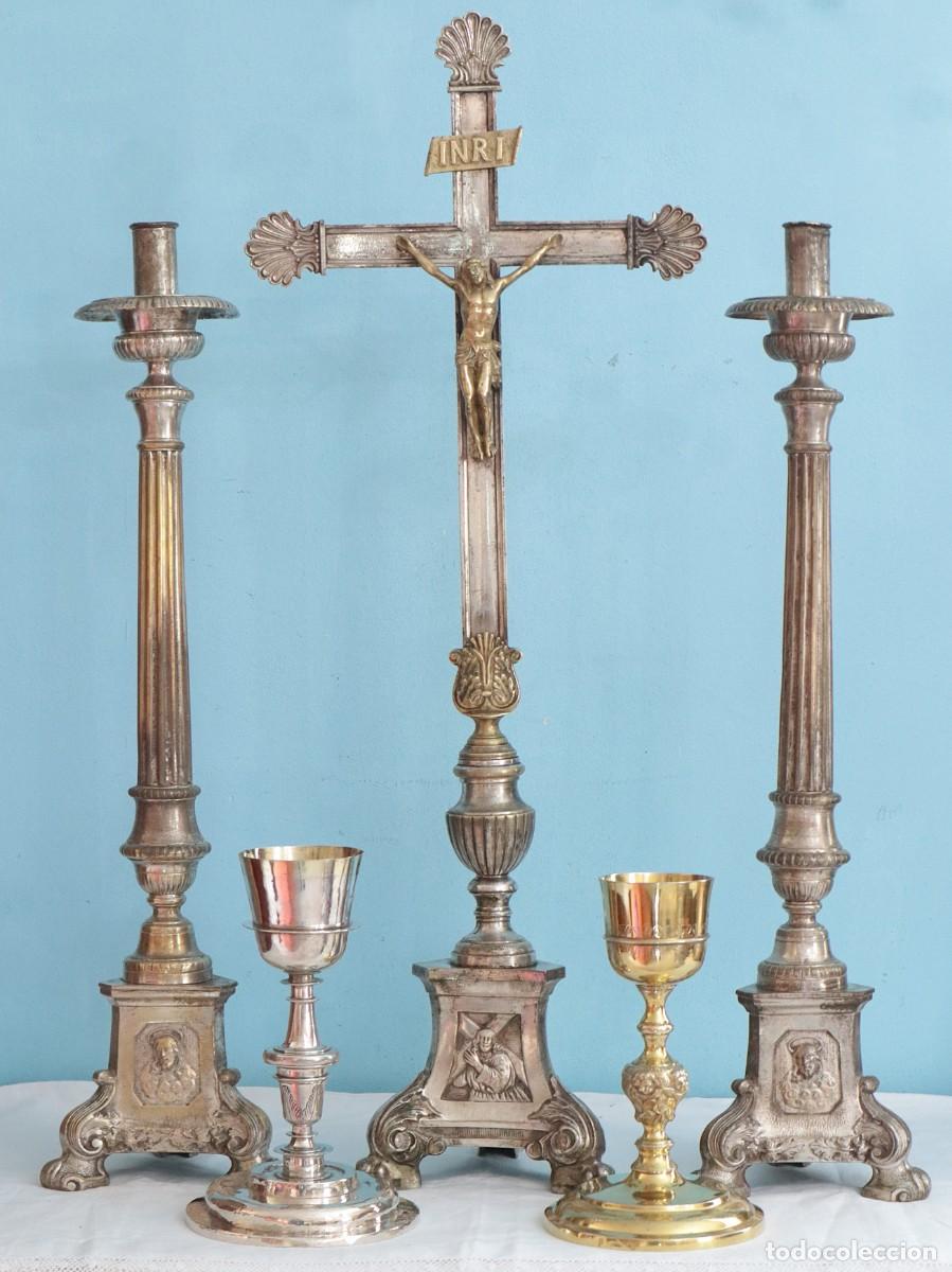 Antig&uuml;edades: Gran conjunto de candeleros y cruz de altar. Bronce plateado. altura de 79 cm. Pps. S. XX