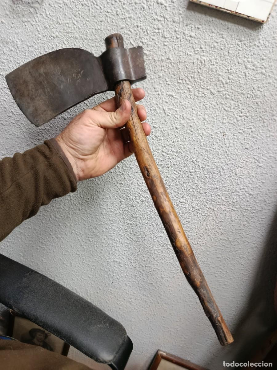Antig&uuml;edades: Hacha antigua,marca el olivo. Principios siglo XX.
