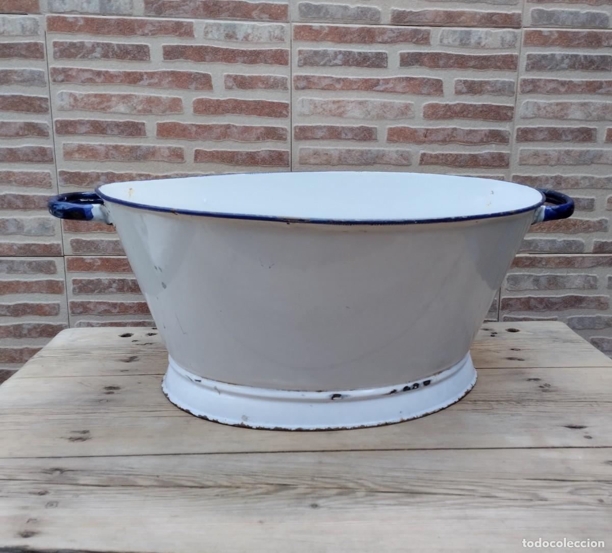 Antig&uuml;edades: Antiguo barre&ntilde;o o palangana met&aacute;lica esmaltada blanca con bordes y asas en azul. Marca SAL.