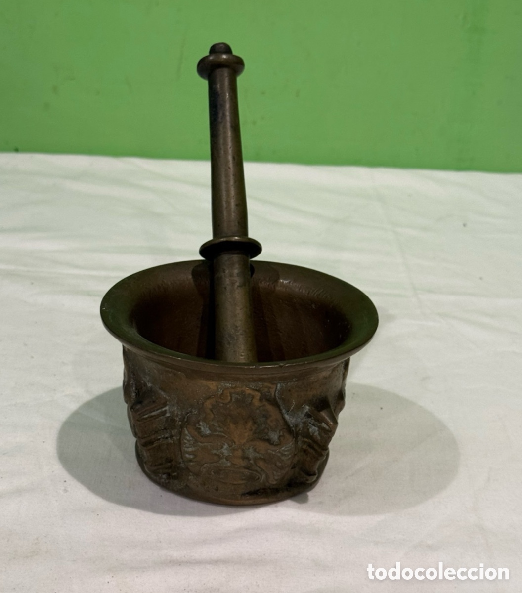 Oggetti Antichi: Mortero antiguo de bronce con maja del siglo XIX o anterior decorado en relieve
