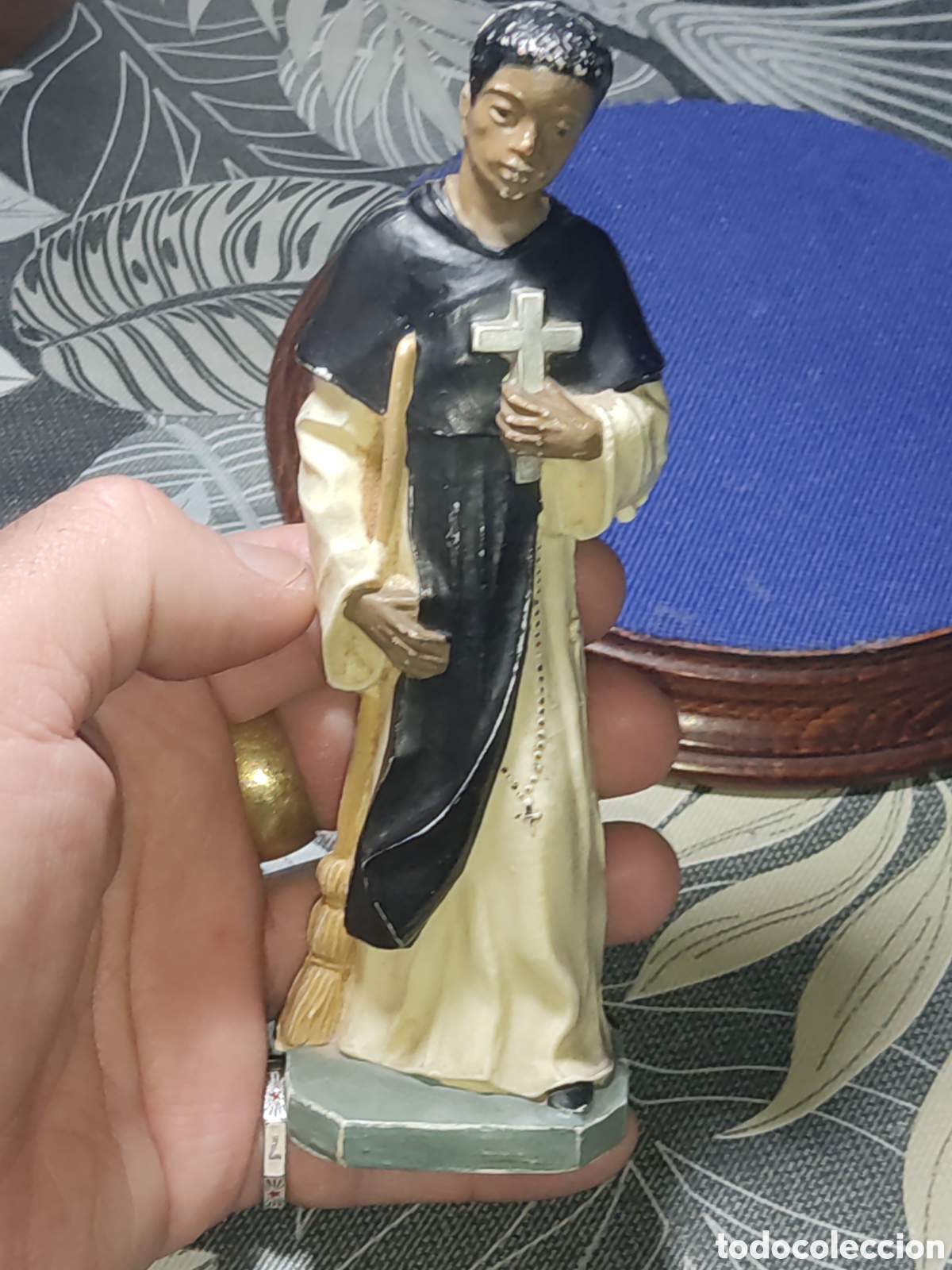 Antig&uuml;edades: Figura San Mart&iacute;n de Porres & Fray Escoba de resina o pasta.