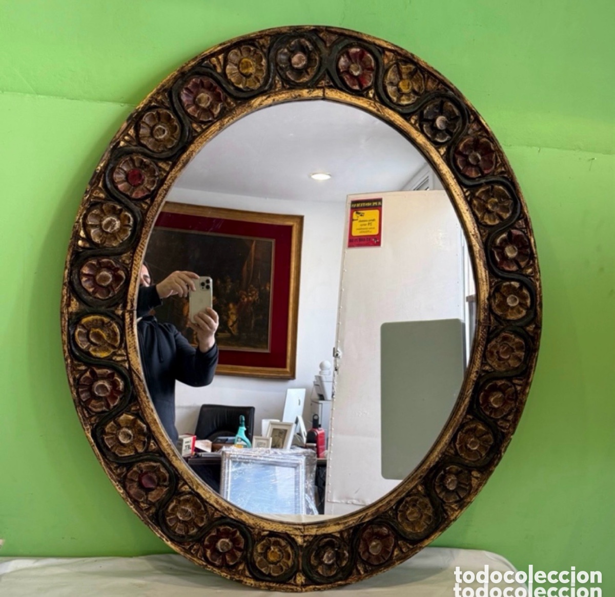 Antiquit&eacute;s: Gran espejo oval de madera tallada y policromada - Marco floral dorado - 100 cm - A&ntilde;os 50/70