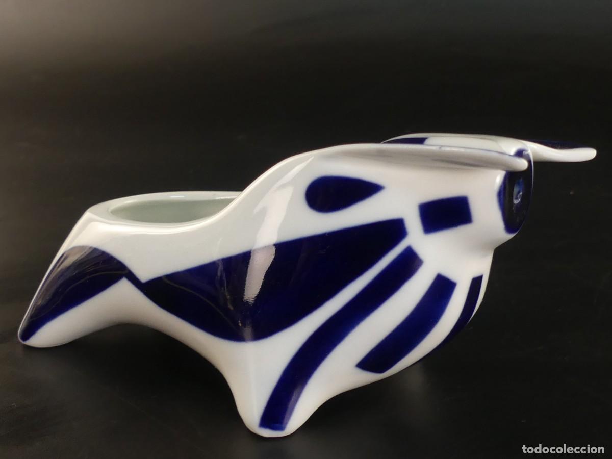 Antig&uuml;edades: MARAVILLOSO CENICERO FORMA DE TORO EN PORCELANA SARGADELOS PIEZA DE DECORACION