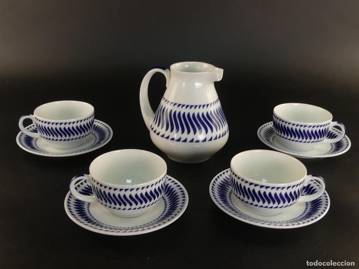 Antiques: JUEGO DE 4 TAZAS .4 PLATOS Y LECHERA DE PORCELANA DE SARGADELOS